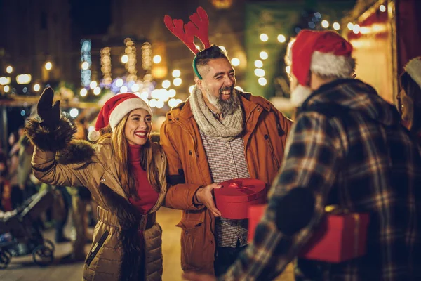 Tiro Grupo Alegres Jóvenes Amigos Con Regalos Navidad Divirtiéndose Una — Foto de Stock