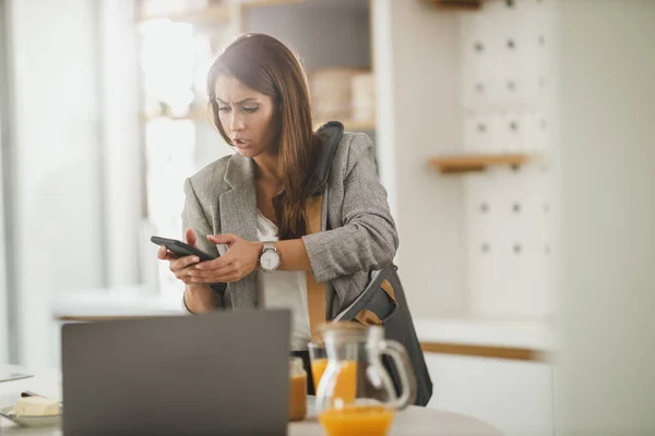 Aufnahme Einer Jungen Geschäftsfrau Mit Multitasking Die Ihrer Küche Auf — Stockfoto