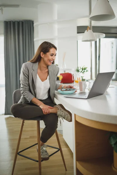 Shot Van Een Jonge Zakenvrouw Met Behulp Van Haar Laptop — Stockfoto