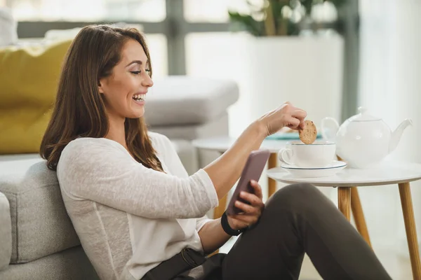 Schöne Junge Frau Genießt Die Teezeit Hält Hause Ein Smartphone — Stockfoto