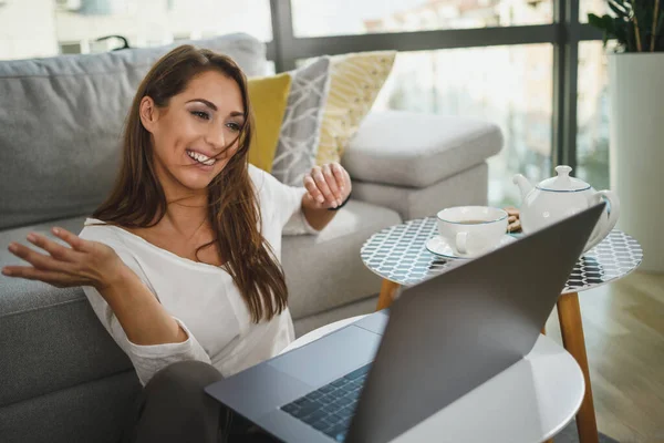 Aufnahme Einer Schönen Jungen Frau Die Auf Einem Teppich Ihrem — Stockfoto