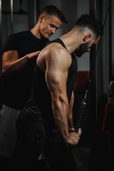 Schot Van Een Gespierde Man Sportkleding Die Traint Met Een — Stockfoto