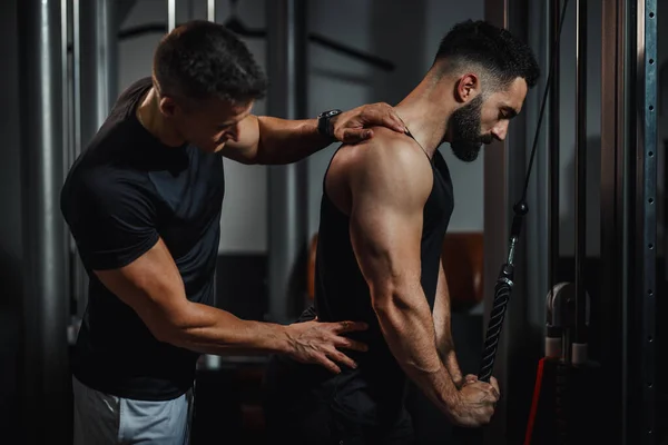 Tiro Tipo Musculoso Fato Desportivo Treinar Com Personal Trainer Ginásio — Fotografia de Stock