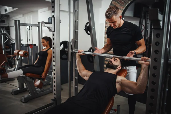 Skjuten Muskulös Kille Sportkläder Som Tränar Med Personlig Tränare Gymmet — Stockfoto