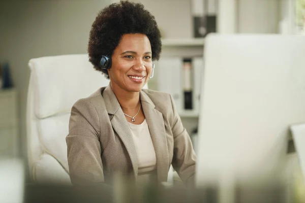 Shot African Businesswoman Wearing Headset While Working Her Computer Corona — Stock Photo, Image
