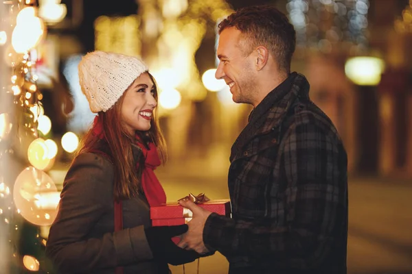 Mutlu Genç Bir Çiftin Çekimleri Noel Gecesi Şehir Caddesinde Eğleniyor — Stok fotoğraf