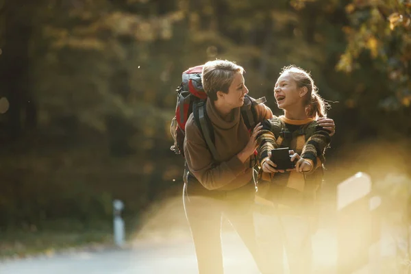 Skjuten Tonåring Flicka Och Hennes Mamma Tar Selfie Med Digital — Stockfoto