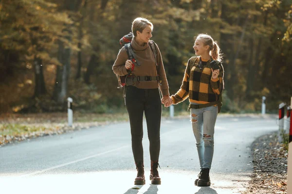 Skjuten Tonåring Flicka Och Hennes Mamma Går Tillsammans Genom Skogen — Stockfoto