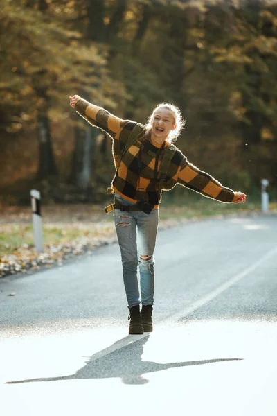 Фотография Девочки Подростка Развлекающейся Время Прогулки Лесу Осенью — стоковое фото
