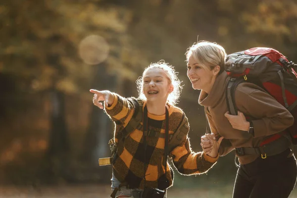 Fotografía Una Adolescente Madre Caminando Juntas Por Bosque Otoño — Foto de Stock