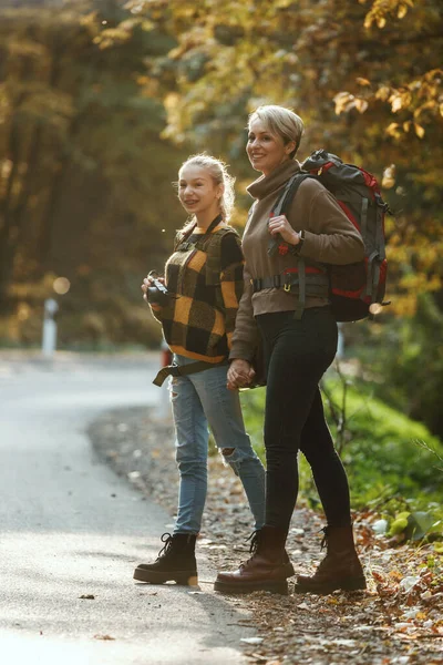 Strzał Nastolatki Jej Mamy Spacerujących Razem Przez Las Jesienią — Zdjęcie stockowe