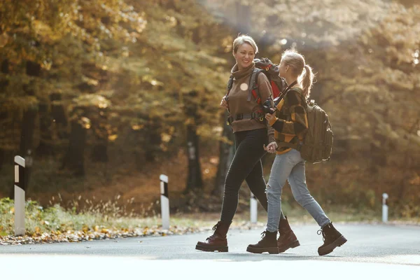 Fotografía Una Adolescente Madre Hablando Durante Paseo Juntos Por Bosque — Foto de Stock