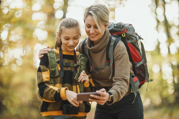 Fotografía Una Adolescente Madre Usando Teléfono Inteligente Durante Paseo Juntos — Foto de Stock