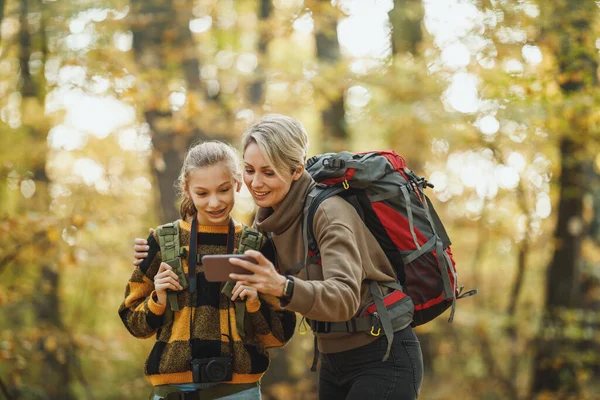Fotografía Una Adolescente Madre Usando Teléfono Inteligente Durante Paseo Juntos — Foto de Stock
