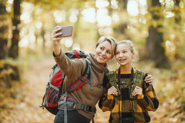 Fotografía Una Adolescente Madre Tomando Una Selfie Con Teléfono Inteligente — Foto de Stock