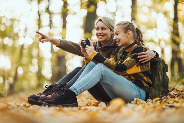 Skjuten Tonåring Flicka Och Hennes Mamma Går Tillsammans Genom Skogen — Stockfoto