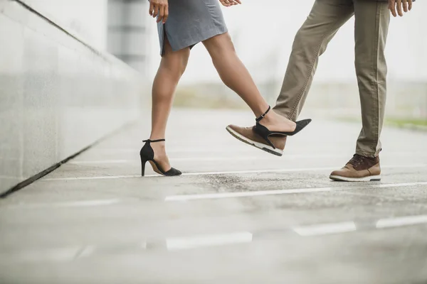 Cropped Shot Unrecognisable Business People Greeting Bumping Feet Outdoors Covid — Stock Photo, Image