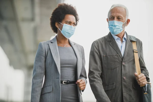 Covid 전염병이 유행하는 사무실 보호용 마스크를 대화를 나누며 사업가 사진을 — 스톡 사진