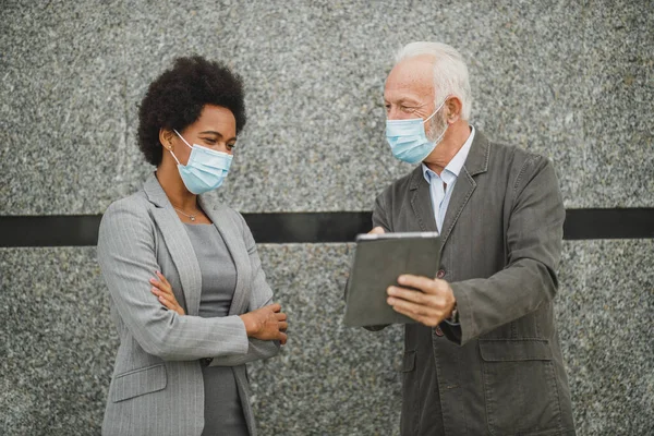 사업가들이 디지털 태블릿을 사용하여 마스크를 Covid 전염병이 유행하는 맞서서 토론을 — 스톡 사진