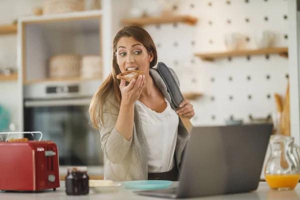 Prise Vue Une Jeune Femme Affaires Multi Tâches Prenant Petit — Photo