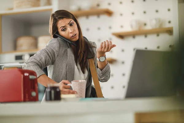 Opname Van Een Multi Tasking Jonge Zakenvrouw Praten Haar Smartphone — Stockfoto