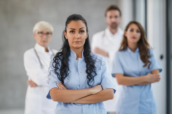 Porträt Eines Selbstbewussten Krankenpflegers Der Mit Verschränkten Armen Auf Einem — Stockfoto