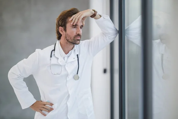 Tired Doctor Standing Worriedly Looking Out Window While Having Quick — Stock Photo, Image