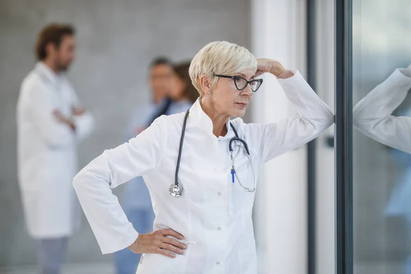 Shot Senior Doctor Looking Worried While Standing Pensive Looking Out — Stock Photo, Image