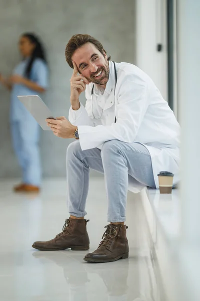 Aufnahme Eines Lächelnden Arztes Mit Einem Digitalen Tablet Während Während — Stockfoto