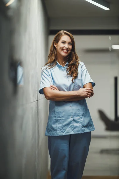Attractive Young Nurse Arms Crossed Standing Empty Hospital Hallway While — Stock Photo, Image