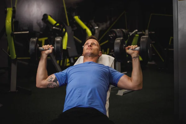 Skjuten Muskulös Kille Sportkläder Tränar Den Hårda Träningen Gymmet Han — Stockfoto