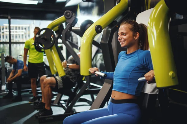 Tiro Uma Jovem Musculosa Sportswear Trabalhando Treinamento Cruzado Ginásio Ela — Fotografia de Stock