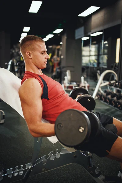 Aufnahme Eines Muskulösen Kerls Sportbekleidung Beim Harten Training Der Sporthalle — Stockfoto