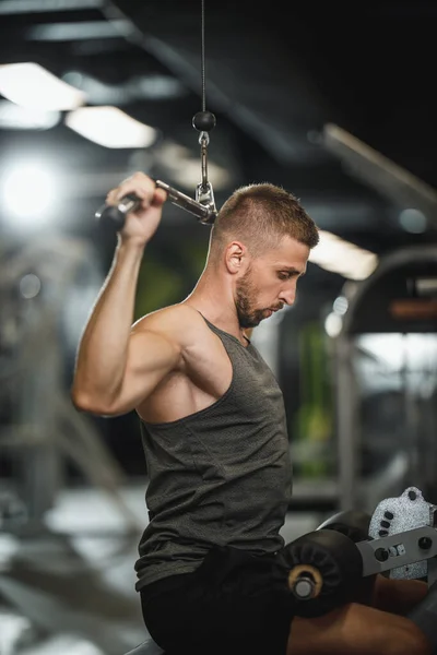 拍了一个肌肉发达的家伙在健身房的运动服 他腰部肌肉丰满 重量轻 — 图库照片
