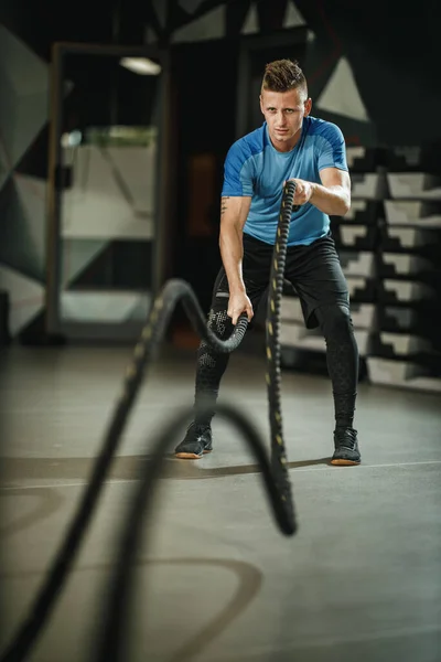 Skjuten Muskulös Kille Sportkläder Gör Övningar Med Rep Gymmet — Stockfoto