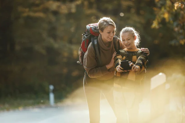 Fotografía Una Adolescente Madre Tomando Una Selfie Con Cámara Fotográfica — Foto de Stock