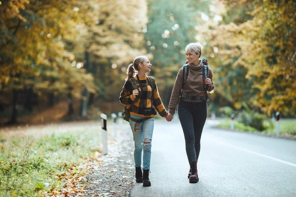 Tiro Uma Menina Adolescente Sua Mãe Andando Juntos Através Floresta — Fotografia de Stock