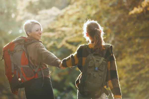 Fotografía Una Adolescente Madre Divirtiéndose Durante Paseo Juntos Por Bosque — Foto de Stock