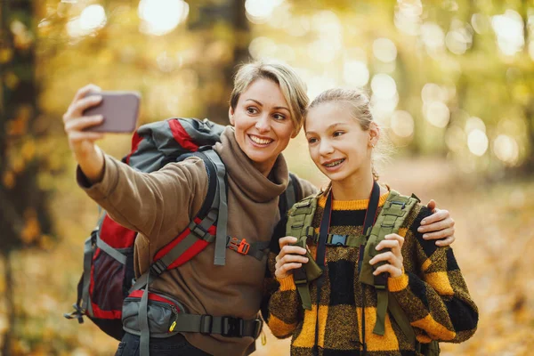 Skjuten Tonåring Flicka Och Hennes Mamma Tar Selfie Med Smartphone — Stockfoto