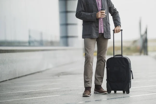 Prise Vue Homme Affaires Âgé Méconnaissable Marchant Avec Ses Bagages — Photo