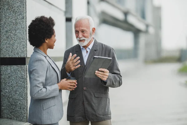 Colpo Uomo Affari Senior Successo Sua Collega Nera Parlare Utilizzando — Foto Stock