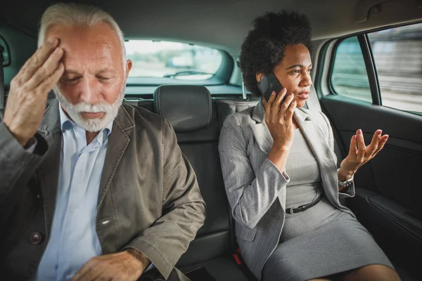 Disparo Dos Exitosos Hombres Negocios Multiétnicos Que Usan Teléfonos Inteligentes — Foto de Stock