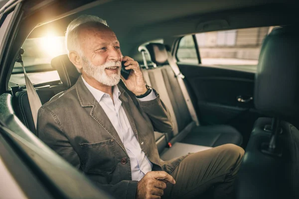 Skjuten Framgångsrik Senior Affärsman Talar Smartphone Medan Sitter Baksätet Bil — Stockfoto