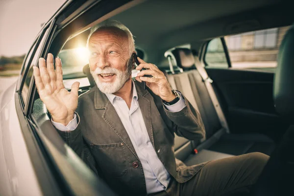 彼の朝の通勤中に車の後部座席に座っている間 デジタルタブレットを使用して成功した高齢者のビジネスマンのショット — ストック写真