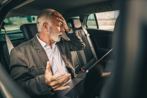 Съемка Стресса Пожилого Человека Помощью Ноутбука Сидящего Заднем Сиденье Автомобиля — стоковое фото