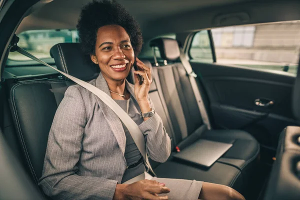 Strzał Odnoszącej Sukcesy Czarnej Bizneswoman Rozmawiającej Smartfonie Siedząc Tylnym Siedzeniu — Zdjęcie stockowe