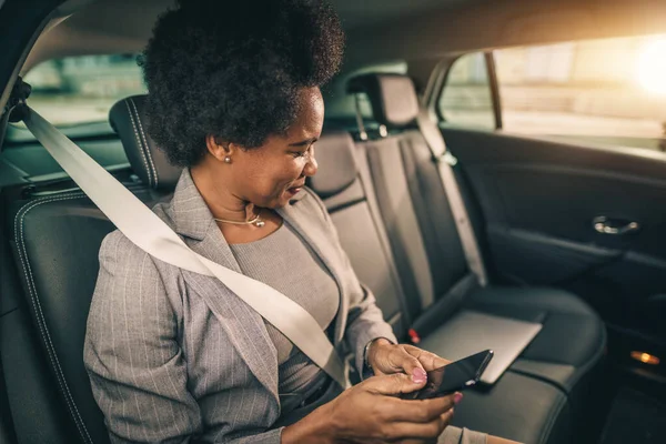 Skjuten Framgångsrik Svart Affärskvinna Som Använder Smartphone När Hon Sitter — Stockfoto