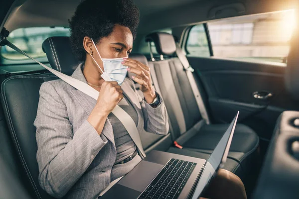 Foto Una Exitosa Mujer Negra Con Máscara Protectora Que Trabaja —  Fotos de Stock