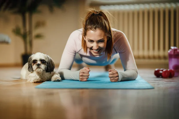 Çekici Genç Bir Kadın Gün Boyunca Evcil Köpeği Tarafından Desteklenen — Stok fotoğraf