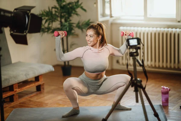 Привлекательная Молодая Женщина Делает Упражнения Весом Себя Дома Помощью Камеры — стоковое фото